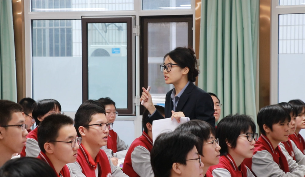 三尺講臺有溫度 微光致遠育桃李丨師者匠心，扎根在校園的每個角落