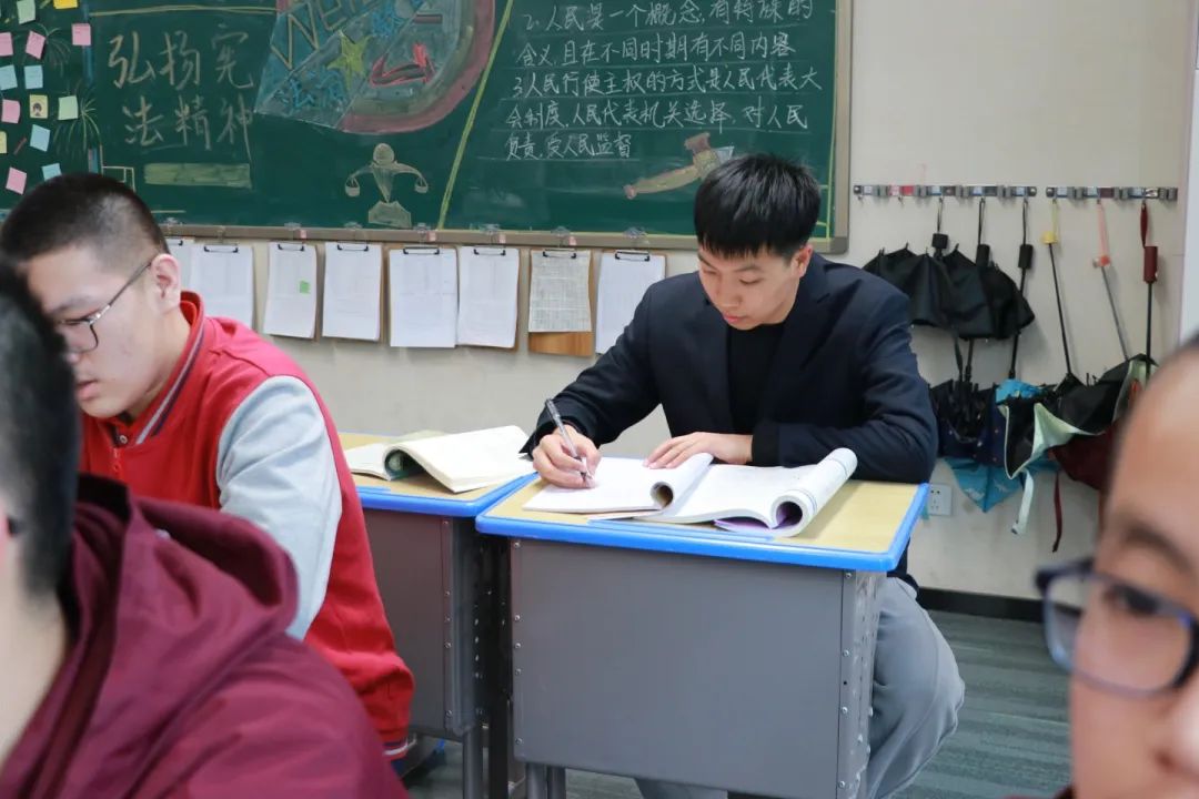 三尺講臺有溫度 微光致遠育桃李丨師者匠心，扎根在校園的每個角落