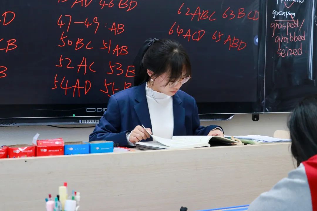 三尺講臺有溫度 微光致遠育桃李丨師者匠心，扎根在校園的每個角落