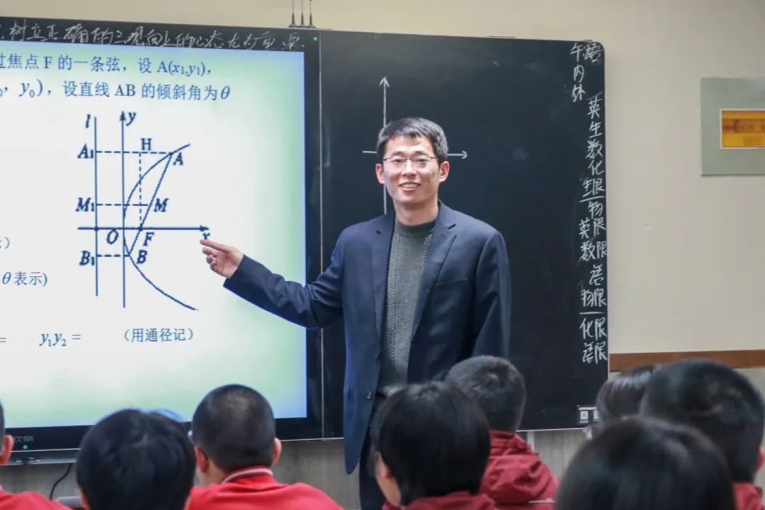 三尺講臺有溫度 微光致遠育桃李丨師者匠心，扎根在校園的每個角落