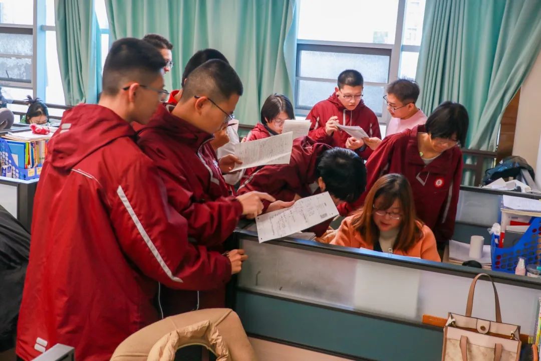 三尺講臺有溫度 微光致遠育桃李丨師者匠心，扎根在校園的每個角落
