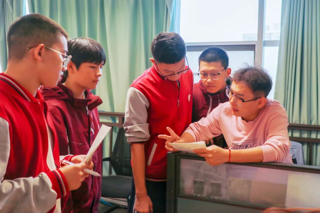 三尺講臺有溫度 微光致遠育桃李丨師者匠心，扎根在校園的每個角落