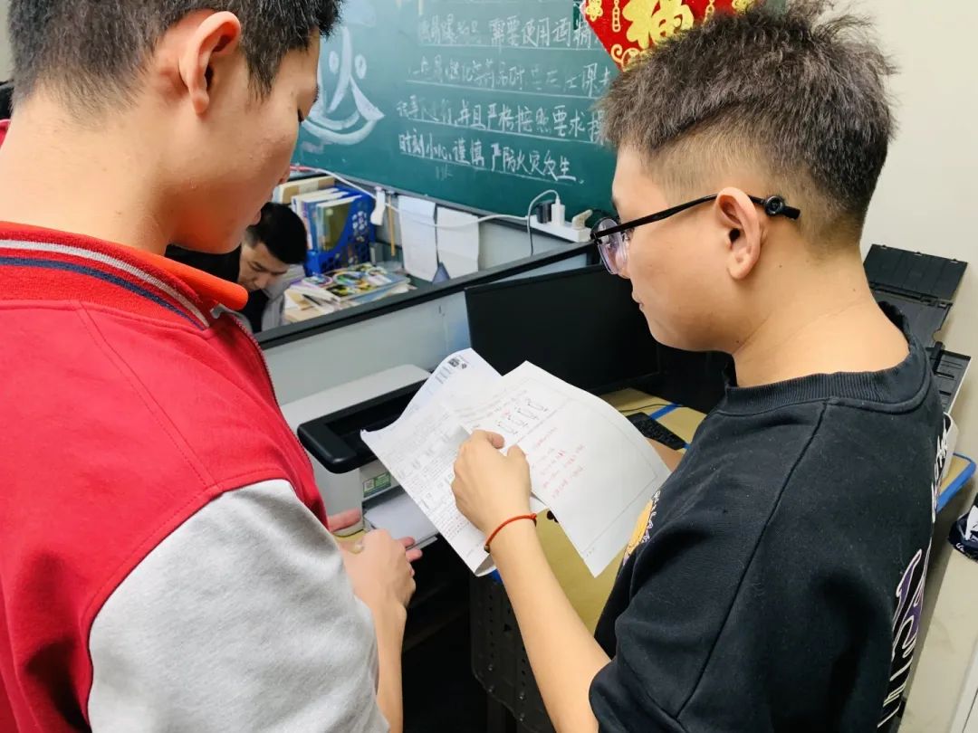 三尺講臺有溫度 微光致遠育桃李丨師者匠心，扎根在校園的每個角落