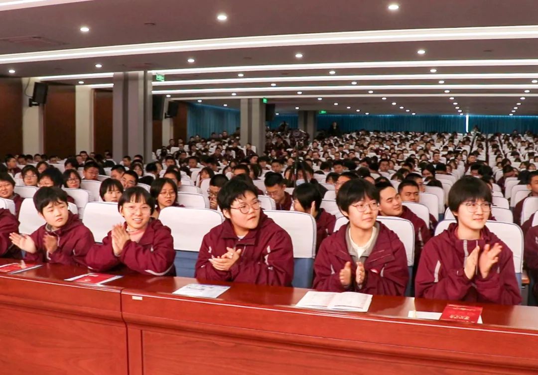 985、211名校面對面 丨東北大學(xué)和中國海洋大學(xué)授予我?！皟?yōu)質(zhì)生源基地”牌