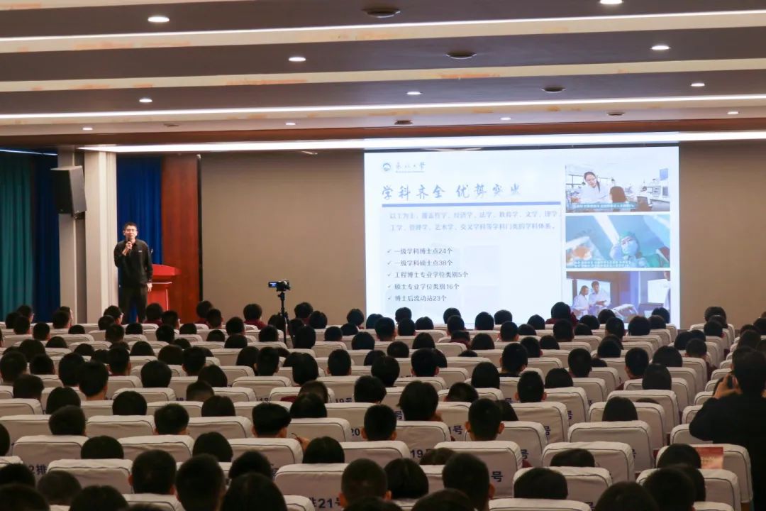 985、211名校面對面 丨東北大學(xué)和中國海洋大學(xué)授予我?！皟?yōu)質(zhì)生源基地”牌