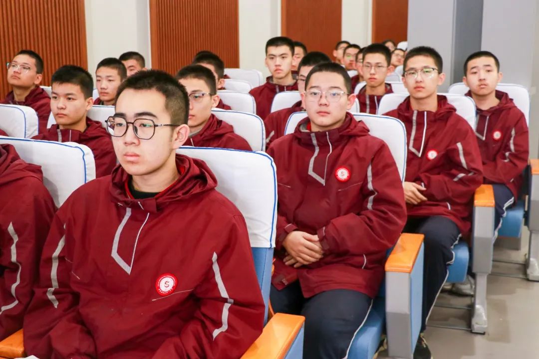 985、211名校面對面 丨東北大學(xué)和中國海洋大學(xué)授予我?！皟?yōu)質(zhì)生源基地”牌