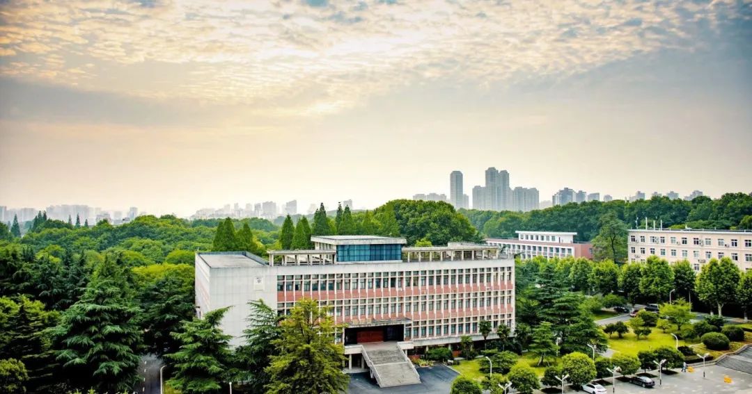 985、211名校面對面 丨中南財經(jīng)政法大學和華中農業(yè)大學授予我校“優(yōu)質生源基地”牌