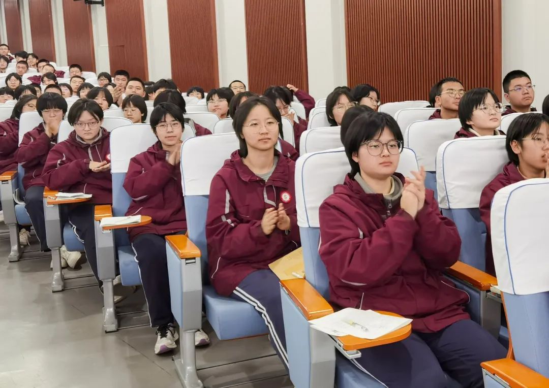 985、211名校面對面 丨中南財經(jīng)政法大學和華中農業(yè)大學授予我校“優(yōu)質生源基地”牌